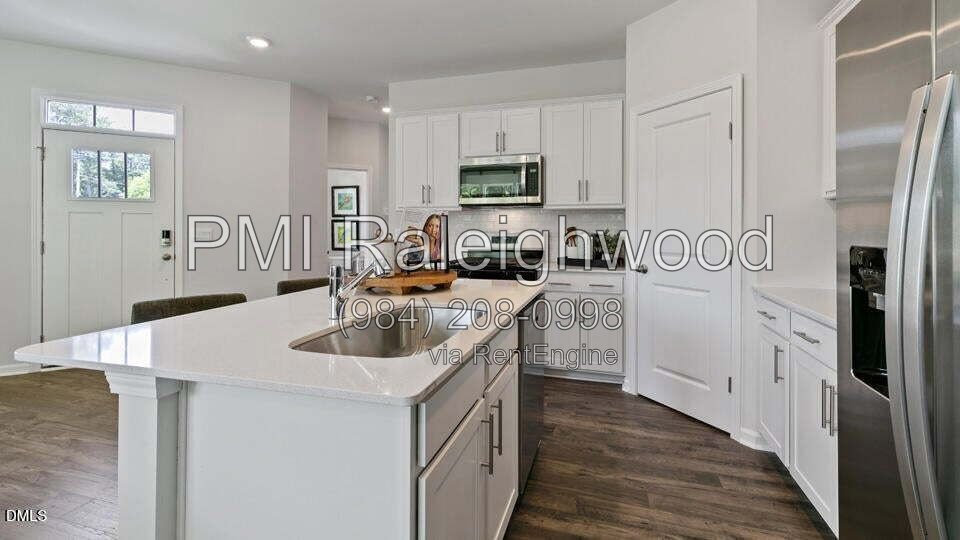Stylish Corner-Unit 3-Bedroom Townhome with Quartz Kitchen, Loft, Smart-Home Features, Garage & Private Patio property image