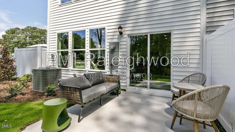 Stylish Corner-Unit 3-Bedroom Townhome with Quartz Kitchen, Loft, Smart-Home Features, Garage & Private Patio property image